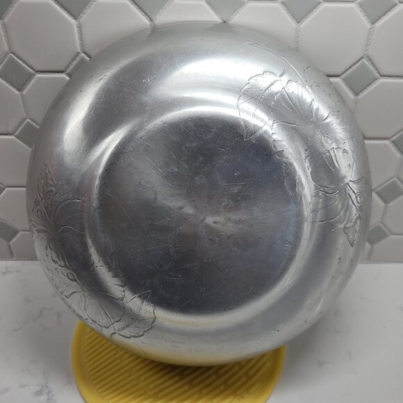 VTG Aluminum bowl with intricate floral design, crimped edging, hammered bottom - Picture 2 of 7